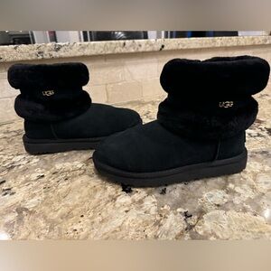 🥰UGG fluff Mini Belted black Bootie sz 7 LIKE NEW Gold emblem says UGG. No box